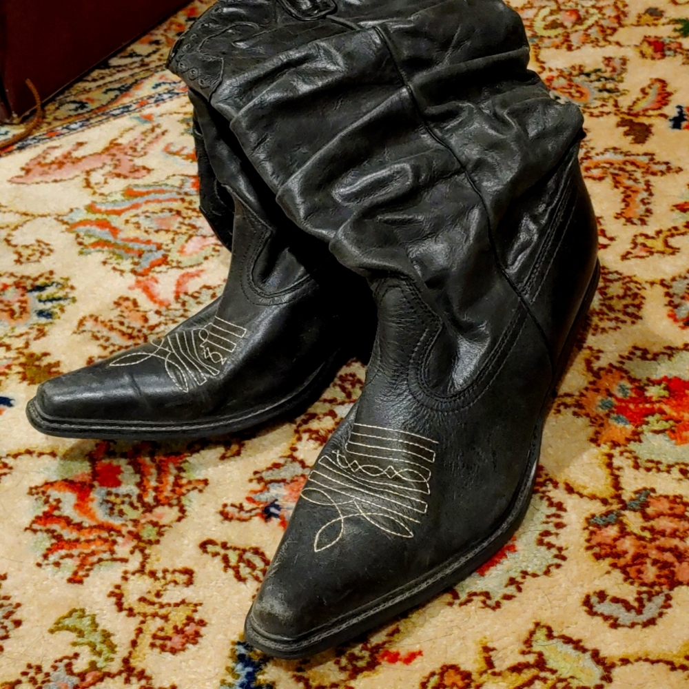 Black cowboy boots tan stitching. 9 medium